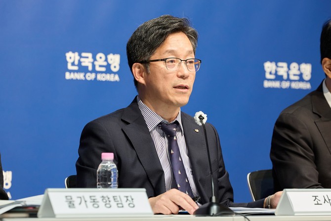 이동렬 한은 조사국장이 27일 8월 경제전망 설명회에서 이야기를 하고 있다. © 한국은행