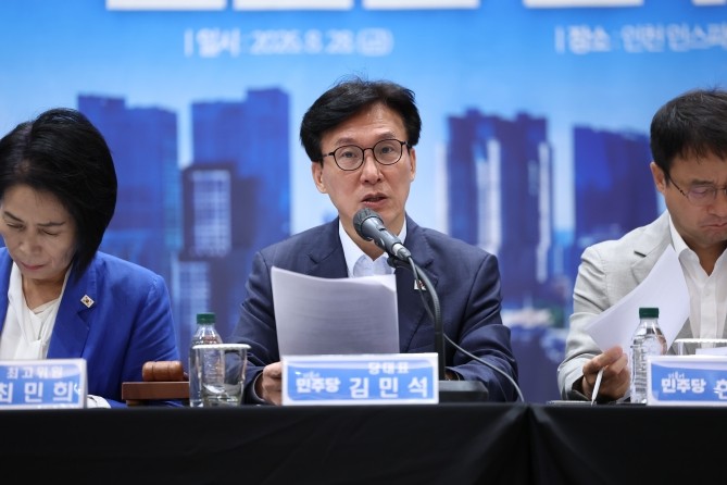 김민석 더불어민주당 대표가 28일 인천시 영종구 인스파이어 리조트에서 열린 최고위원회의에 참석해 발언하고 있다. ⓒ 연합뉴스