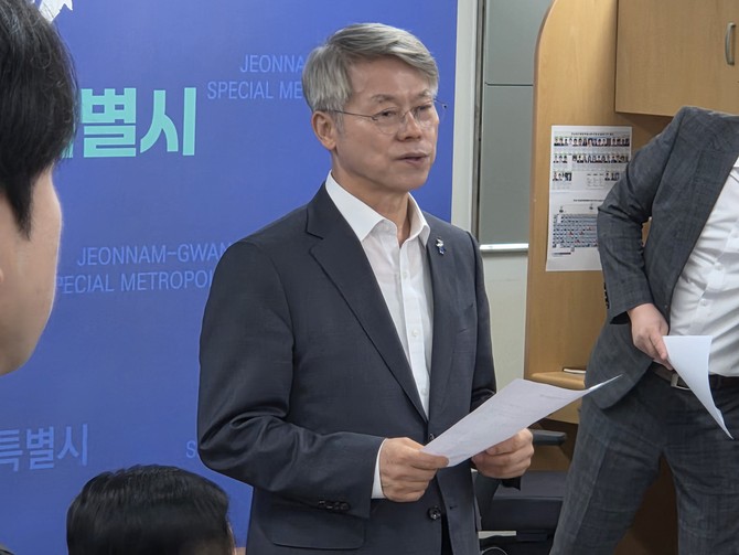 민형배 통합시장이 28일 무안청사 지방기자실에서 열린 차담회에 앞서 국립의대 신설과 관련한 입장문을 발표하고 있다. = 장철호 기자