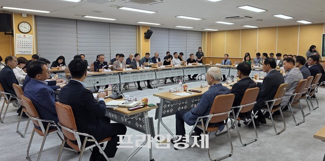 엄승용 보령시장이 28일 대천2동 행정복지센터에서 열린 '주민과 함께 여는 소통의 장'에서 주민들의 현안 질의에 답변하고 있다. =오영태 기자