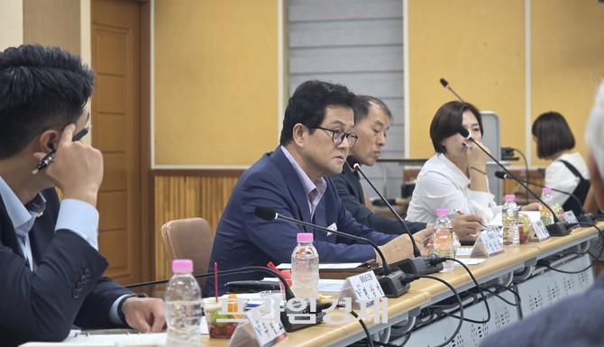 엄승용 보령시장이 28일 대천2동 행정복지센터에서 열린 '민선 9기 초도순방 시민과의 대화'에 참석해 주민 대표들과 지역 발전 방향을 논의하고 있다. =오영태 기자