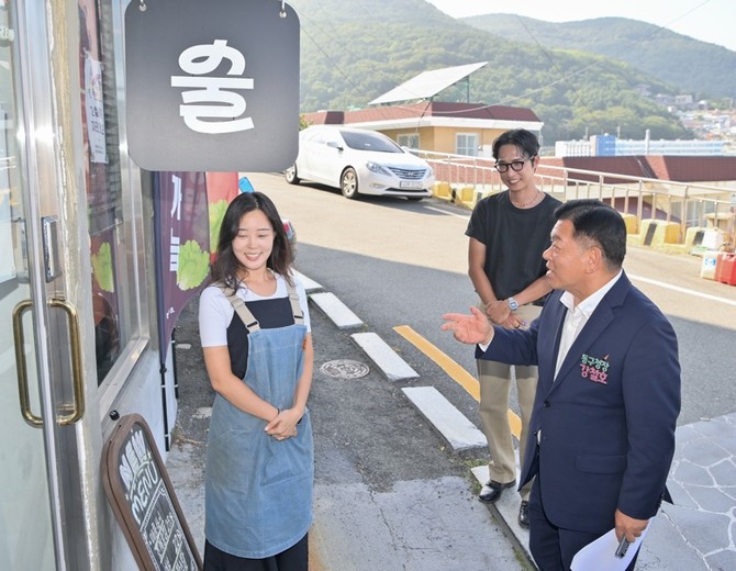 강철호 부산 동구청장이 초량이바구길 상인을 만나 대화하는 모습. ⓒ 부산 동구청