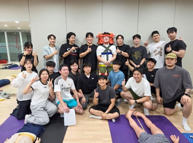 영진전문대학교 응급구조교육센터가 대구소방안전본부로부터 위탁받아 운영한 '2급 응급구조사 양성과정'에 참여한 교육생들이 기념촬영을 하고 있다. ⓒ 영진전문대학교