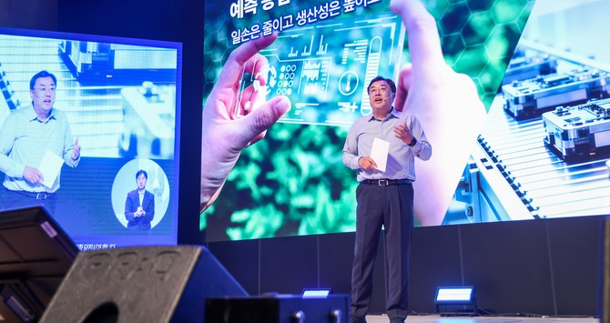 김기재 당진시장은 31일 인공지능 전환 AX을 통해 도시의 안전과 산업, 행정 전반을 혁신하는 'AX 선도도시 당진' 비전을 공식 선포하고 있다. ⓒ 당진시