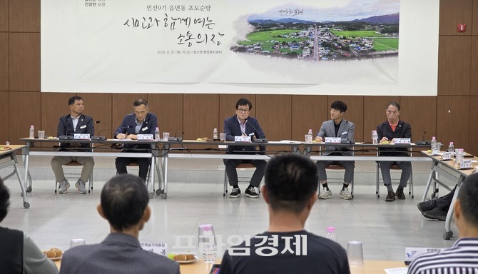 31일 읍면동 초도순방에서 박금순 청소면 주민자치위원장은 엄승용 보령시장에게 파크골프장 확충을 건의하고 있다. =오영태 기자