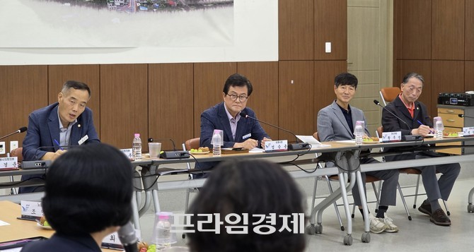 31일 허원행 청소초등학교장은 청소초등학교 주변 환경 개선과 함께 북부권 아동을 위한 돌봄센터 확충을 엄 시장에게 요청하고 있다. =오영태 기자.