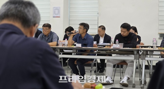 엄승용 보령시장이 31일 청소면을 찾아 민선 9기 읍면동 초도순방을 진행하고 주민대표와 기관·단체장, 시의원 등이 참석한 가운데 지역 현안에 대한 자유토론을 벌였다. =오영태 기자