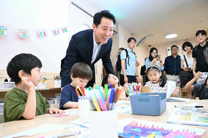 오세훈 서울시장이 미리내집 아파트 어린이집에서 아이들과 만나고 있다. Ⓒ 서울시