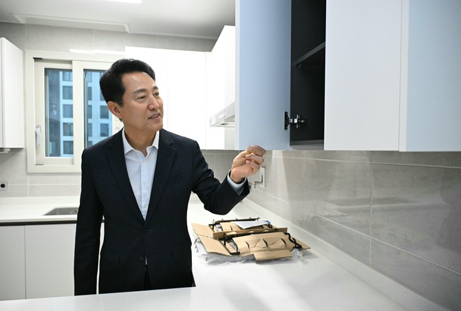 오세훈 서울시장이 미리내집 아파트에서 내부 시설을 확인하고 있다. Ⓒ 서울시