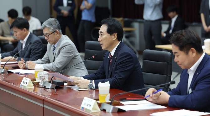 박수현 충남지사가 1일 도청 대회의실에서 '충남 첨단산업 투자양해각서'를 체결하고 있다. ⓒ 충남도