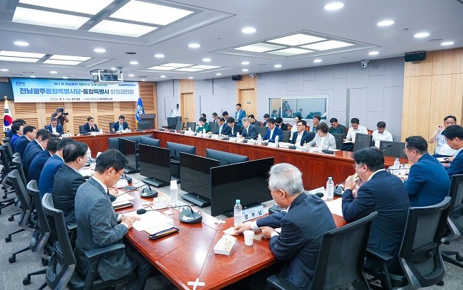 전남광주통합특별시와 더불어민주당 전남광주통합특별시당은 1일 국회에서 첫 당정협의회를 열고 지역의료 기반시설 구축, 호남권 반도체 클러스터 조성 등 주요 현안에 힘을 모으기로 했다. Ⓒ 전남광주통합특별시