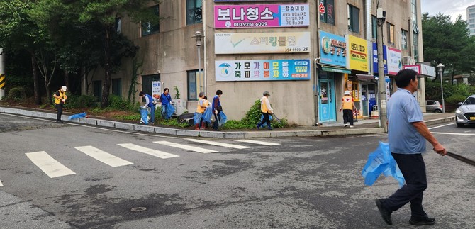 시는 2일 오전 당진2동 일원에서 '제78회 충남도민체육대회 성공 개최 및 추석 맞이 국토대청결운동'을 실시하고 있다. ⓒ 당진시