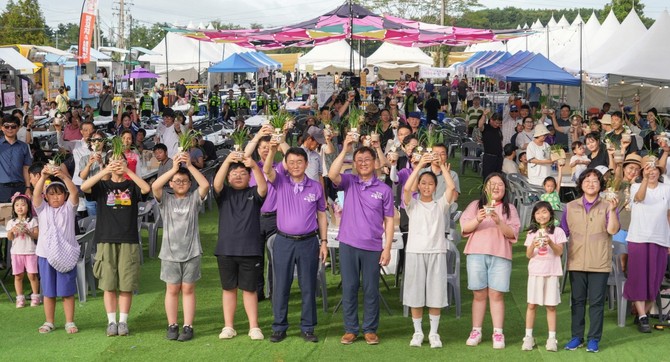 장항 송림자연휴양림에서 열린 '제4회 장항 맥문동 꽃 축제장' 모습. ⓒ 서천군