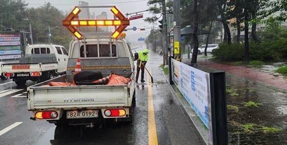 1일 서산시가 호우에 대응해 침수 도로 빗물받이를 정비하는 모습. ⓒ 서산시