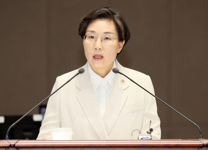 제371회 임시회 도정교육행정질문을 하고 있는 김아진 의원. ⓒ 의회사무국