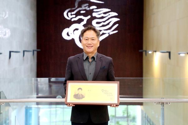 제35회 대구사회복지대회에서 대구사회복지대상 교육학술부문 수상자로 선정돼 수상한 고강호 사회복지서비스과 교수. ⓒ 영남이공대학교