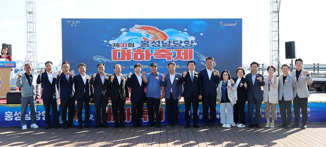 4일 제31회 홍성남당항 대하축제 개막을 개최 후 단체 기념촬영을 하고 있다. ⓒ 홍성군