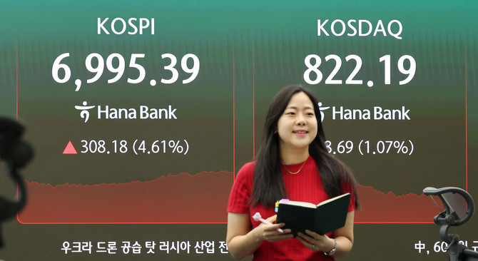 7일 서울 중구 하나은행 딜링룸 현황판에 코스피·코스닥 등이 표시되고 있다. ⓒ 연합뉴스