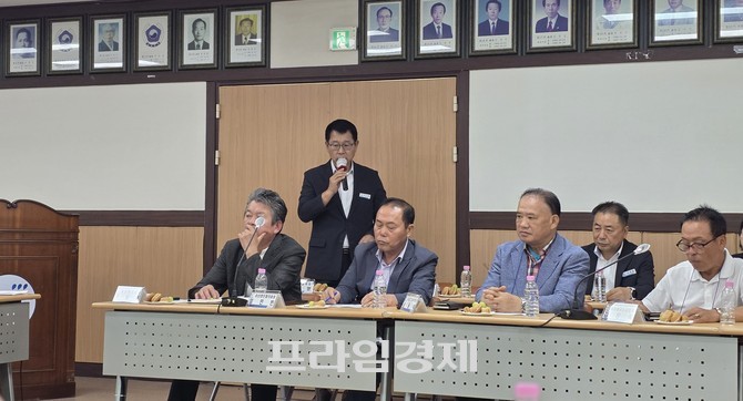 7일 시민과의 대화에서 도흥리장과 남심리장이 지역 현안 해결을 위한 다양한 의견에 대해 이수영 국장이 답변하고 있다. =오영태 기자