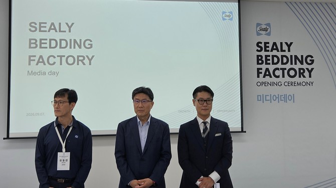 (왼쪽부터)유동완 씰리코리아 공장장, 윤종효 대표, 김정민 마케팅 상무. = 이인영 기자