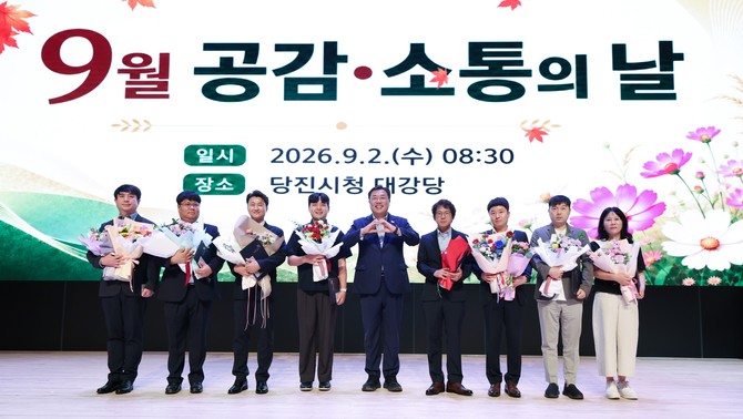 왼쪽부터 도로과 박종욱 팀장, 자원순환과 장태극 주무관, 합덕읍 한기성 팀장, 교통과 장효진 주무관, 김기재 당진시장, 주택개발과 이용규 팀장, 농촌진흥과 이상혁 팀장, 자원순환과 권경서 주무관, 징수과 인명란 팀장. ⓒ 당진시