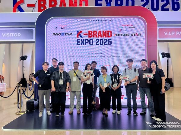 베트남 호치민 화이트팰리스 컨벤션센터에서 열린 '베트남 K-브랜드 EXPO 2026(Mega-Us)'에 참가한 포항테크노파크 직원들. ⓒ 포항테크노파크