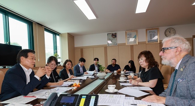 피에르 조르지오 올리베티 국제슬로시티연맹 사무총장이 완도군을 방문해 김신 군수와 해양 슬로시티 발전 방안에 대해 논의하고 있다. Ⓒ 완도군