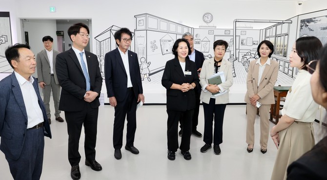 교육위원회는 8일 교육행정 기록관리와 학생 건강교육 현장을 잇따라 찾아 운영 실태를 점검하고 있다. ⓒ 의회사무국