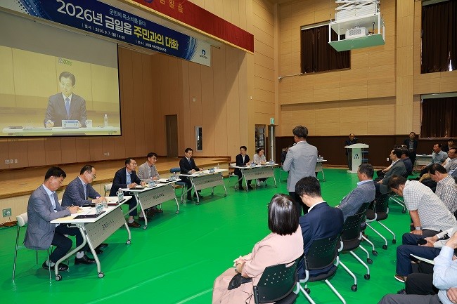 김신 완도군수가 7일 금일읍에서 민선 9기 출범 후 처음으로 ‘주민과의 대화’를 갖고 군민과 소통하는 현장 행보의 첫발을 내디뎠다. Ⓒ 완도군