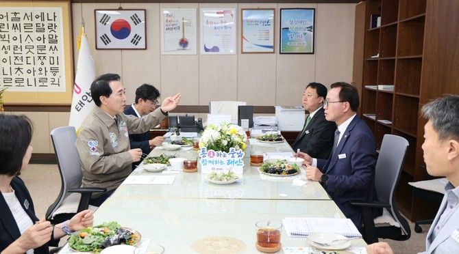 박수현 도지사와 조찬간담회를 진행 중인 윤희신 태안군수 모습. ⓒ 태안군