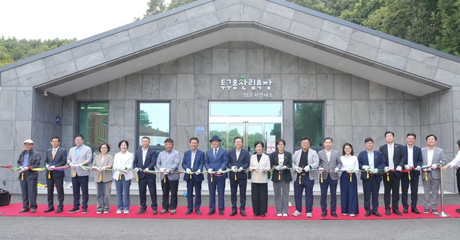 장기수 천안시장이 9일 동남구 풍세면 일원에서 열린 투구봉 산림욕장 개장식에서 기념촬영을 하고 있다. ⓒ 천안시