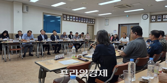 9일 한내여중 조명숙 교장이 원어민 교사 주거·등굣길 교통안전·교육경비 차등 지원을 엄승용 시장에게 건의하고 있다. =오영태 기자