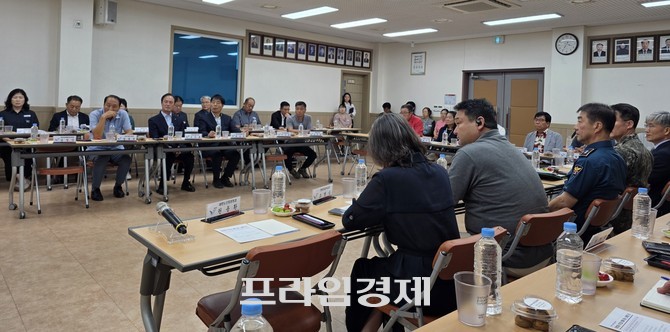 9일 대천3동 행정복지센터에서 기관·단체장들과 만나 시민 안전과 청년 인구 유출 문제 등 지역 현안을 논의하고 있다. =오영태 기자