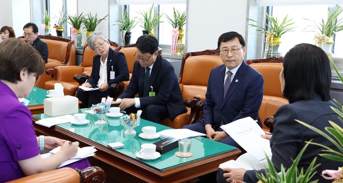 강미애 세종시교육감이 지난 9일 국회에서 김희정 교육위원장을 만나 지방교육재정교부금 개편안에 대한 재검토를 촉구하고 있다. ⓒ 세종시교육청