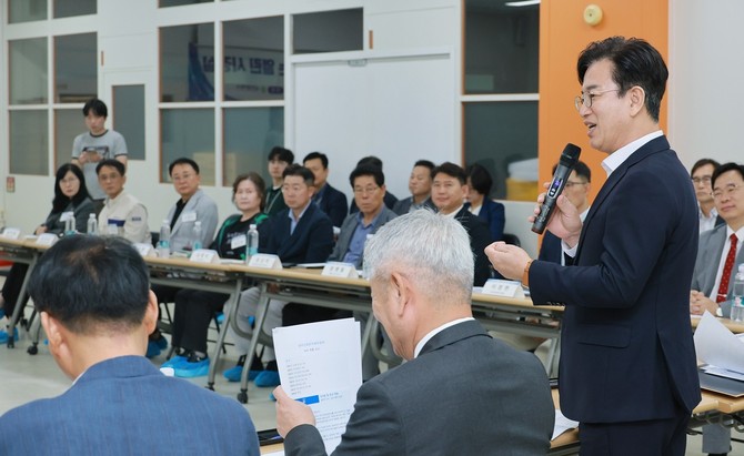 허태정 대전시장은 10일 대덕산업단지를 찾아 입주기업 관계자들과 함께 '찾아가는 열린 시장실'을 열고 기업 현장의 목소리를 청취하고 있다. ⓒ 대전시