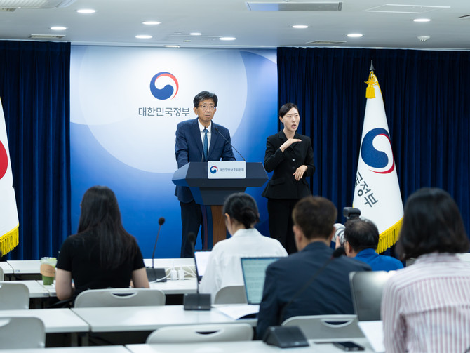 양청삼 개인정보보호위원회 사무처장이 10일 서울 종로구 정부서울청사에서 개인정보보호법 시행령 개정 브리핑을 하고 있다. ⓒ 개인정보보호위원회