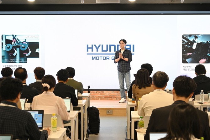판교 42dot 본사에서 열린 '현대차그룹 자율주행 미디어데이'에서 현대차·기아 AVP본부장 박민우 사장이 발표하는 모습. ⓒ 현대자동차그룹