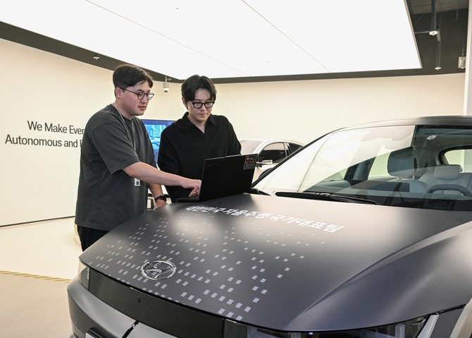 42dot 연구원들이 '비히클 워크숍(Vehicle Workshop)'에서 자율주행 기술을 개발하고 있는 모습. ⓒ 현대자동차그룹