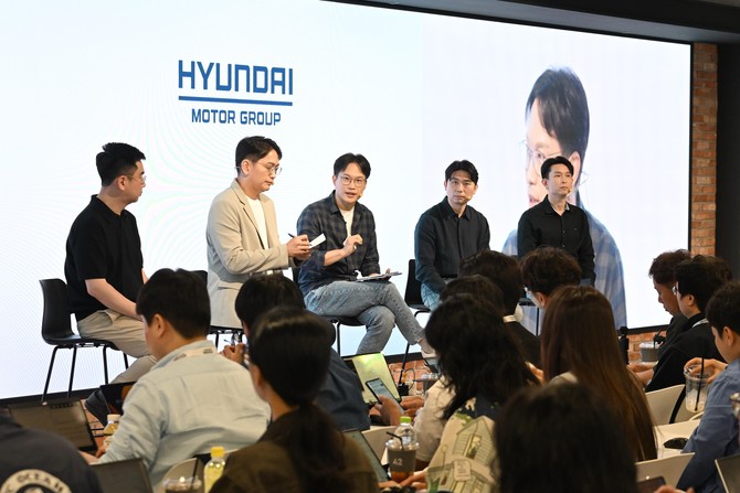왼쪽부터 42dot PR Team 주재율 TL(Team Lead), 현대차·기아 AVP본부 자율주행개발센터장 권정현 부사장, 현대차·기아 AVP본부장 박민우 사장, 42dot Atria Group 정성균 GL(Group Lead), 42dot Trion Group 이희석 GL(Group Lead)이 Q&A 세션을 진행하는 모습. ⓒ 현대자동차그룹