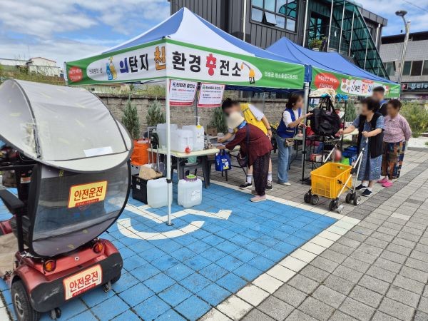 의성군 탄소중립지원센터는 지난 5일 안계면에서 열린 친환경 행사에 참여해 주민 대상 자원순환 프로그램을 운영했다. ⓒ 의성군