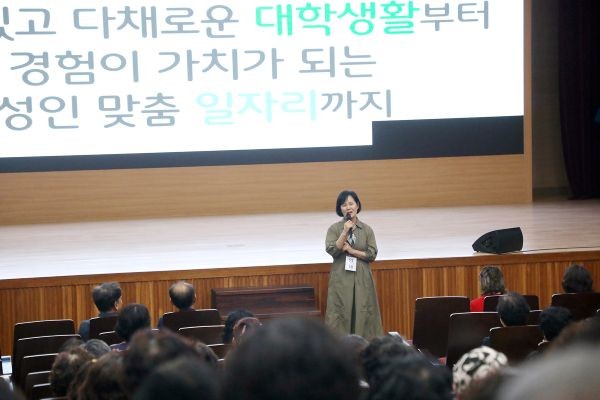 2학년 조순제 학생대표가 자신의 대학생활 경험을 바탕으로 예비 성인학습자들에게 학과 생활과 학교생활에 대해 이야기하고 있다. ⓒ 영남이공대학교