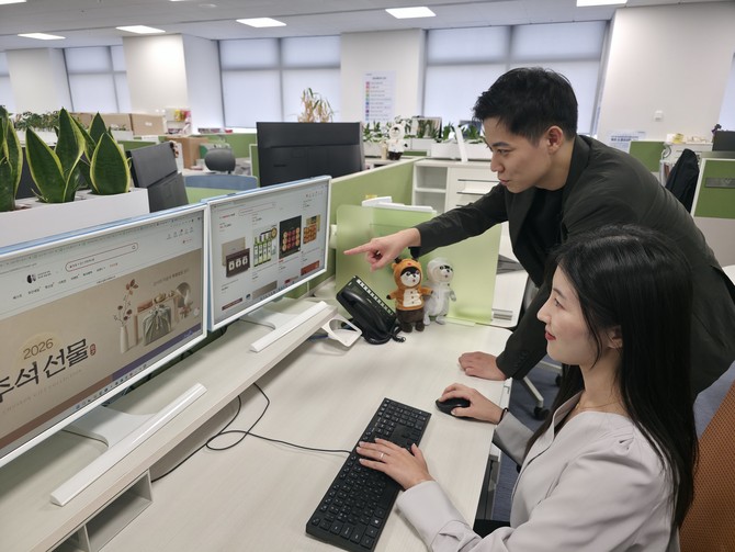 삼성전자 DS부문 직원들이 추석 명절을 앞두고 운영되는 온라인 장터에 접속해 상품을 고르고 있다. ⓒ 삼성전자