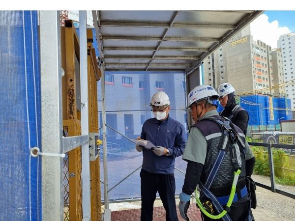 구미시가 추석 연휴 기간 발생할 수 있는 안전사고와 현장 관리 공백을 예방하기 위해 관내 주요 건설현장의 안전시설과 주변 환경 등을 사전 점검하고 있다. 사진은 구미시 관계자들이 건설현장을 찾아 안전관리 실태를 점검하고 있는 모습. ⓒ 구미시