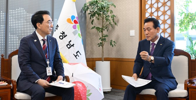 백성현 논산시장은 15일 충남도청을 방문해 박수현 충남도지사를 만나 "논산 미래 달렸다"며 논산 4대 현안을 건의하고 있다. ⓒ 논산시