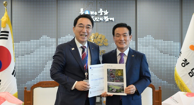 백성현 시장은 15일 충남도청을 방문해 박수현 충남도지사를 만나 "논산 미래 달렸다"며 논산 4대 현안을 건의 후 기념촬영을 하고 있다. ⓒ 논산시
