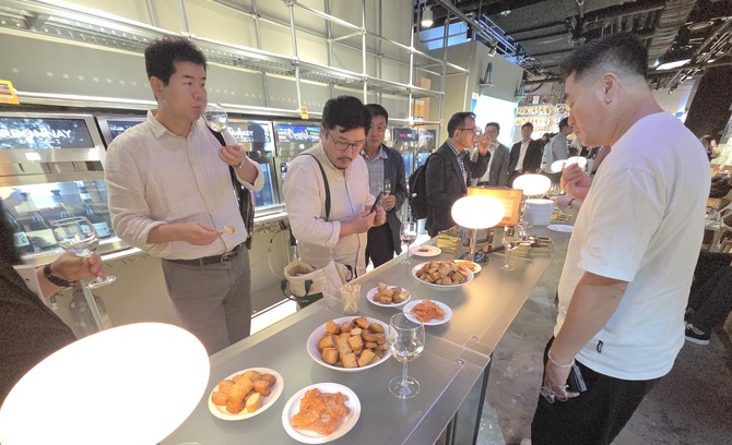 F&B 기업 간담회 참석자들이 수산가공식품을 시식하고 있다. ⓒ 한국어촌어항공단