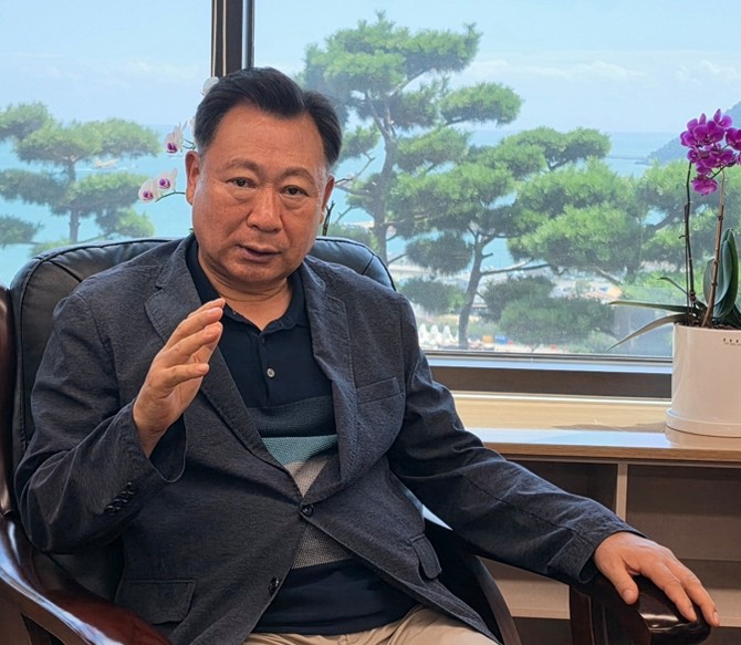 김철훈 부산 영도구청장이 지난 8일 집무실에서 본지와 인터뷰 하고 있다. = 서경수 기자
