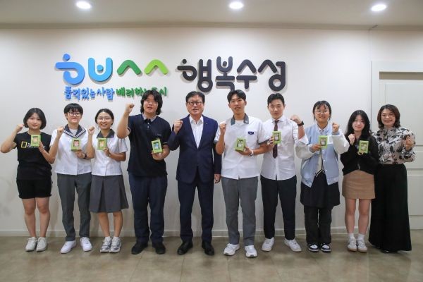 김대권 수성구청장이 지난 10일 수성구청에서 범어·만촌권 고등학교 학생대표들과 청소년 정책 및 지역 현안에 대해 의견을 나눈 뒤 참석자들과 기념촬영을 하고 있다. ⓒ 대구 수성구