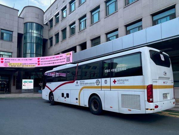 청도군이 지난 15일 군청 광장에서 헌혈 차량을 운영한 가운데, 지역 주민과 공직자, 관계기관 직원 등이 헌혈에 참여하며 생명 나눔을 실천하고 있다. ⓒ 청도군