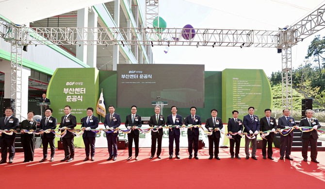 16일 BGF리테일 부산물류센터 준공식에 참석한 홍석조 BGF그룹 회장(가운데), 홍정국 BGF리테일 부회장(가운데에서 왼쪽), 전재수 부산시장(가운데에서 오른쪽) 등 주요 내빈이 기념사진을 촬영하고 있다. ⓒ BGF리테일